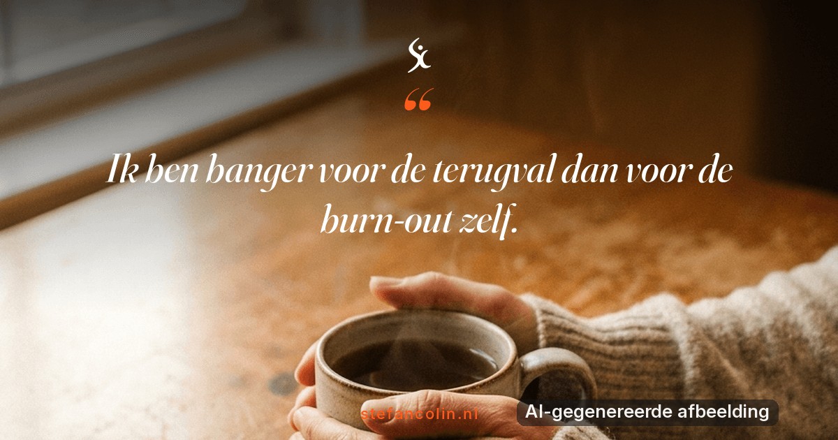 Twee handen om een dampende mok bij een raam. Quote: ik ben banger voor de terugval dan voor de burn-out zelf.